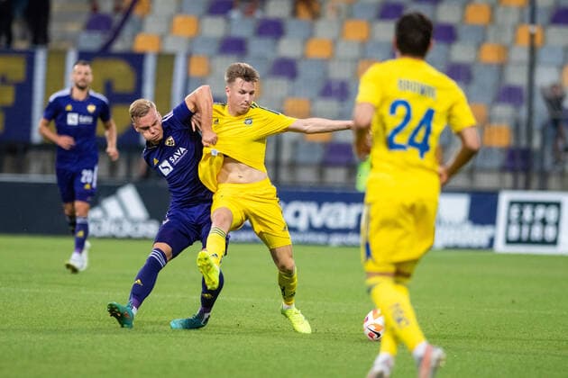 August 4, 2022, Maribor, Slovenia: Aljaz Antolin (L) of NK Maribor and Lucas Lingman (C) of HJK Helsinki seen in action during the UEFA Europa League third qualifying round, first leg match at the Stadion Ljudski vrt in Maribor..Final score: NK Maribor 0:2 HJK Helsinki Maribor Slovenia - ZUMAs197 20220804_zaa_s197_104 Copyright: xMilosxVujinovicx
