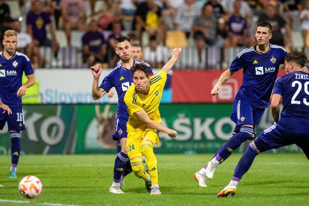 August 4, 2022, Maribor, Slovenia: David Browne (C) of HJK Helsinki seen in action during the UEFA Europa League third qualifying round, first leg match at the Stadion Ljudski vrt in Maribor..Final score: NK Maribor 0:2 HJK Helsinki Maribor Slovenia - ZUMAs197 20220804_zaa_s197_108 Copyright: xMilosxVujinovicx