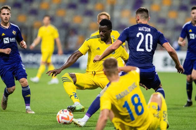 August 4, 2022, Maribor, Slovenia: Malik Abubakari (C) of HJK Helsinki and Max Watson (No.20) of NK Maribor seen in action during the UEFA Europa League third qualifying round, first leg match at the Stadion Ljudski vrt in Maribor..Final score: NK Maribor 0:2 HJK Helsinki Maribor Slovenia - ZUMAs197 20220804_zaa_s197_123 Copyright: xMilosxVujinovicx