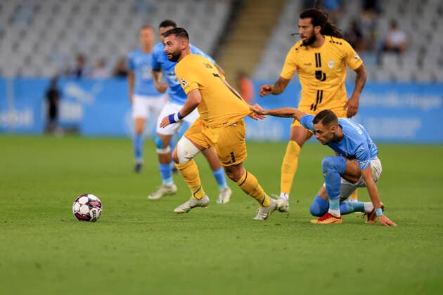 MALMÖ 20220804 Dudelanges Eliot Gashi dras i tröjan av Malmös Veljko Birmancevic under torsdagens kvalmatch i fotboll till Europa League mellan Malmö FF och F91 Dudelange (Lux) pa Eleda Stadion (Nya Malmö Stadion) Malmö Sverige x10600x  Copyright: xAndreasxHillergren TTx MALMÖ-DUDELANGE