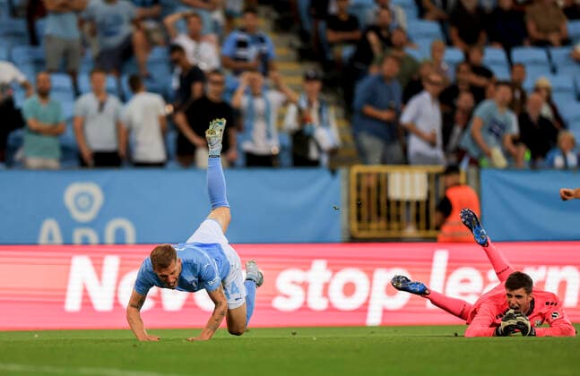 MALMÖ 20220804 Malmös Felix Beijmo och Dudelanges malvakt Lucas Fox i en situation som ledde till straff under torsdagens kvalmatch i fotboll till Europa League mellan Malmö FF och F91 Dudelange (Lux) pa Eleda Stadion (Nya Malmö Stadion) Malmö Sverige x10600x  Copyright: xAndreasxHillergren TTx MALMÖ-DUDELANGE