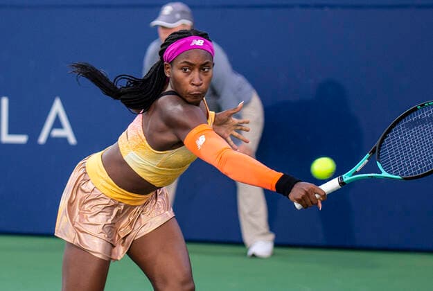 Sport Bilder des Tages August 04, 2022 San Jose, CA USA : Coco Gauff returns a serve from Naomi Osaka during the Mubadala Silicon Valley Classic Second Round Evening Session between Naomi Osaka (JPN) vs Coco Gauff (USA). Coco won the match at San Jose State University San Jose Calif. CSM San Jose USA - ZUMAc04_ 20220805_zaf_c04_004 Copyright: xThurmanxJamesx