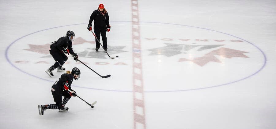 Eishockey, Training Nationalteam Kanada August 4, 2022, Calgary, AB, CANADA: A coach looks on a attendees skate at Hockey Canada s National WomenöÄÃ s Program selection camp in Calgary, Alta., Thursday, Aug. 4, 2022. Canada News - August 4, 2022 - ZUMAc35_ 20220804_zaf_c35_074 Copyright: xJeffxMcintoshx