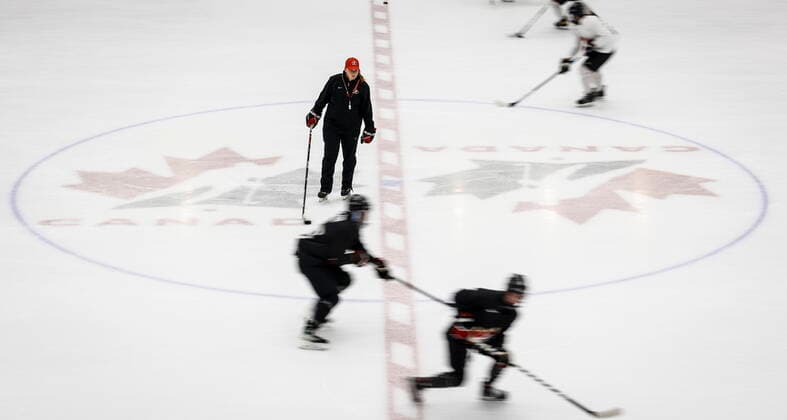 Eishockey, Training Nationalteam Kanada August 4, 2022, Calgary, AB, CANADA: A coach looks on a attendees skate at Hockey Canada s National WomenöÄÃ s Program selection camp in Calgary, Alta., Thursday, Aug. 4, 2022. Canada News - August 4, 2022 - ZUMAc35_ 20220804_zaf_c35_076 Copyright: xJeffxMcintoshx