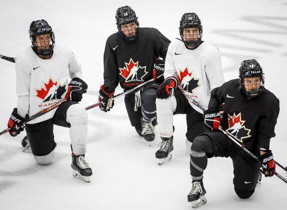 Eishockey, Training Nationalteam Kanada August 4, 2022, Calgary, AB, CANADA: Players, left to right, Laura Stacey, Sarah Fillier, Emily Clark, and Rosalie Demers, listen to a coach at Hockey Canada s National WomenöÄÃ s Program selection camp in Calgary, Alta., Thursday, Aug. 4, 2022. Canada News - August 4, 2022 - ZUMAc35_ 20220804_zaf_c35_078 Copyright: xJeffxMcintoshx