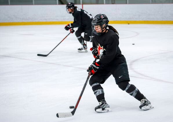 Eishockey, Training Nationalteam Kanada August 4, 2022, Calgary, AB, CANADA: Jocelyne Larocque, right, skates at Hockey Canada s National WomenöÄÃ s Program selection camp in Calgary, Alta., Thursday, Aug. 4, 2022. Canada News - August 4, 2022 - ZUMAc35_ 20220804_zaf_c35_082 Copyright: xJeffxMcintoshx