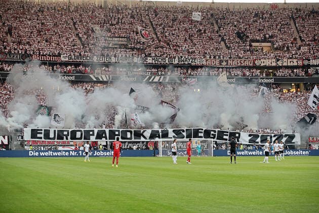 Sport Themen der Woche KW31 Sport Bilder des Tages 05.08.2022, xovx, Fußball Bundesliga, Eintracht Frankfurt - FC Bayern München Pyrotechnik der Frankfurter Fans. (DFL DFB REGULATIONS PROHIBIT ANY USE OF PHOTOGRAPHS as IMAGE SEQUENCES and or QUASI-VIDEO) emspor Frankfurt *** 05 08 2022, xovx, soccer Bundesliga, Eintracht Frankfurt FC Bayern Munich pyrotechnics of Frankfurt fans DFL DFB REGULATIONS PROHIBIT ANY USE OF PHOTOGRAPHS as IMAGE SEQUENCES and or QUASI VIDEO emspor Frankfurt