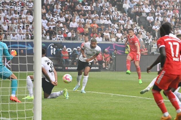 Benjamin PAVARD Bayern Muenchen scores the goal to 0 2, action,goal shot against Djibril SOW Eintracht Frankfurt and TUTA Eintracht Frankfurt Football 1 Bundesliga season 2022 2023, 1 matchday, matchday01, Eintracht Frankfurt FC Bayern Muenchen on 05 08 2022, DEUTSCHE BANK PARK Frankfurt