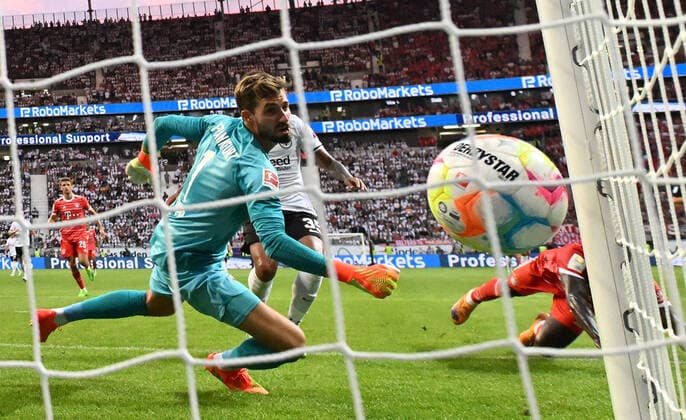 05 08 2022, xjhx, football 1 Bundesliga, Eintracht Frankfurt FC Bayern Munich emspor, v l Sadio Mane FC Bayern Muenchen scores the Goal 0 3 Kevin Trapp Eintracht Frankfurt DFL DFB REGULATIONS PROHIBIT ANY USE OF PHOTOGRAPHS AS IMAGE SEQUENCES AND OR QUASI VIDEO Frankfurt am Main