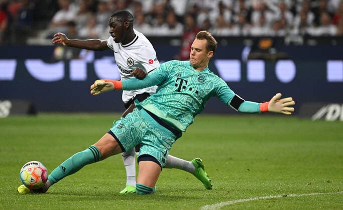 05 08 2022, xjhx, football 1 Bundesliga, Eintracht Frankfurt FC Bayern Munich emspor, v l Randal Kolo Muani Eintracht Frankfurt scores the Goal 1 5 Manuel Neuer FC Bayern Muenchen DFL DFB REGULATIONS PROHIBIT ANY USE OF PHOTOGRAPHS AS IMAGE SEQUENCES AND OR QUASI VIDEO Frankfurt am Main