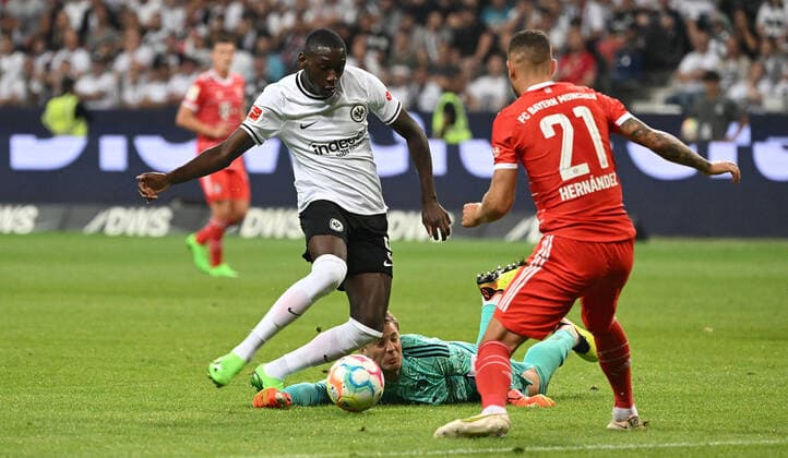 05 08 2022, xjhx, football 1 Bundesliga, Eintracht Frankfurt FC Bayern Munich emspor, v l Randal Kolo Muani Eintracht Frankfurt scores the Goal 1 5 Manuel Neuer FC Bayern Muenchen Lucas Hernandez FC Bayern Muenchen DFL DFB REGULATIONS PROHIBIT ANY USE OF PHOTOGRAPHS AS IMAGE SEQUENCES AND OR QUASI VIDEO Frankfurt am Main