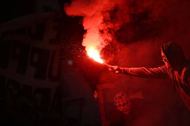 05 08 2022, xjhx, football 1 Bundesliga, Eintracht Frankfurt FC Bayern Munich emspor, v l fan spectator ultra adds pyrotechnics Bengalo DFL DFB REGULATES PROHIBIT ANY USE OF PHOTOGRAPHS as IMAGE SEQUENCES and or QUASI VIDEO Frankfurt am Main