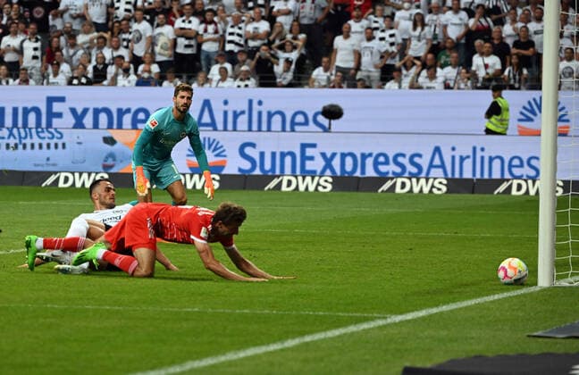 05 08 2022, xjhx, football 1 Bundesliga, Eintracht Frankfurt FC Bayern München emspor, v l duel, action, battle for the ball Filip Kostic Eintracht Frankfurt Thomas Mueller FC Bayern Muenchen Kevin Trapp Eintracht Frankfurt DFL DFB REGULATIONS PROHIBIT ANY USE OF PHOTOGRAPHS AS IMAGE SEQUENCES AND OR QUASI VIDEO Frankfurt am Main