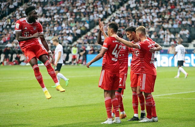 05 08 2022, xovx, soccer Bundesliga, Eintracht Frankfurt FC Bayern Munich cheering after the goal to 1 6 by Jamal Musiala FC Bayern Munich, 2 v l DFL DFB REGULATES PROHIBIT ANY USE OF PHOTOGRAPHS as IMAGE SEQUENCES and or QUASI VIDEO emspor Frankfurt