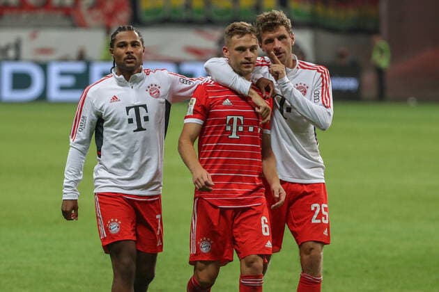 xMHx Football 1 Bundesliga 01 Matchday Eintracht Frankfurt FC Bayern Munich on 05 08 2022 at Deutsche Bank Park in Frankfurt Serge Gnabry Muenchen 7 , Joshua Kimmich Muenchen 6 and Thomas Mueller Muller Muenchen 25 are happy about the victory MH