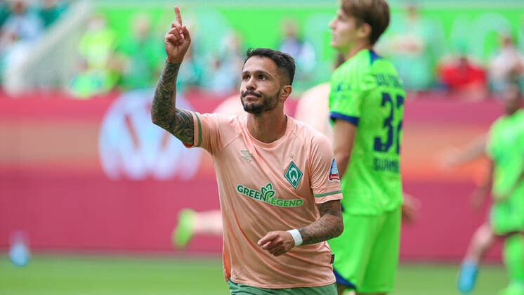 v.li.: Torschütze Leonardo Bittencourt (SV Werder Bremen, 10) mit Torjubel, Jubel, optimistisch, Spielszene, Highlight, Freude über das Tor zum 1:2, DIE DFL-RICHTLINIEN UNTERSAGEN JEGLICHE NUTZUNG VON FOTOS ALS SEQUENZBILDER UND ODER VIDEOA?HNLICHE FOTOSTRECKEN. DFL REGULATIONS PROHIBIT ANY USE OF PHOTOGRAPHS AS IMAGE SEQUENCES AND OR QUASI-VIDEO., 06.08.2022, Wolfsburg (Deutschland), Fussball, Bundesliga, VfL Wolfsburg - SV Werder Bremen *** v li Goal scorer Leonardo Bittencourt SV Werder Bremen, 10 with goal celebration, jubilation, optimistic, game scene, highlight, joy about the goal to 1 2, THE DFL DIRECTIVES PROHIBIT ANY USE OF PHOTOGRAPHS AS IMAGE SEQUENCES AND OR VIDEOA HNUAL PHOTOSTRACKS DFL REGULATIONS PROHIBIT ANY USE OF PHOTOGRAPHS AS IMAGE SEQUENCES AND OR QUASI VIDEO , 06 08 2022, Wolfsburg Germany , Football, Bundesliga, VfL Wolfsburg SV Werder Bremen xobx