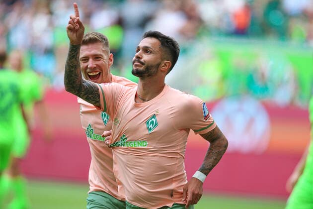 v.li.: Mitchell Weiser (SV Werder Bremen, 8) und Torschütze Leonardo Bittencourt (SV Werder Bremen, 10) mit Torjubel, Jubel, optimistisch, Spielszene, Highlight, Freude über das Tor zum 1:2, DIE DFL-RICHTLINIEN UNTERSAGEN JEGLICHE NUTZUNG VON FOTOS ALS SEQUENZBILDER UND ODER VIDEOA?HNLICHE FOTOSTRECKEN. DFL REGULATIONS PROHIBIT ANY USE OF PHOTOGRAPHS AS IMAGE SEQUENCES AND OR QUASI-VIDEO., 06.08.2022, Wolfsburg (Deutschland), Fussball, Bundesliga, VfL Wolfsburg - SV Werder Bremen *** v li Mitchell Weiser SV Werder Bremen, 8 and goal scorer Leonardo Bittencourt SV Werder Bremen, 10 with goal celebration, jubilation, optimistic, game scene, highlight, joy about the goal to 1 2, THE DFL DIRECTIVES PROHIBIT ANY USE OF PHOTOGRAPHS AS IMAGE SEQUENCES AND OR VIDEOA HNUAL PHOTOSTRACKS DFL REGULATIONS PROHIBIT ANY USE OF PHOTOGRAPHS AS IMAGE SEQUENCES AND OR QUASI VIDEO , 06 08 2022, Wolfsburg Germany , Football, Bundesliga, VfL Wolfsburg SV Werder Bremen xobx