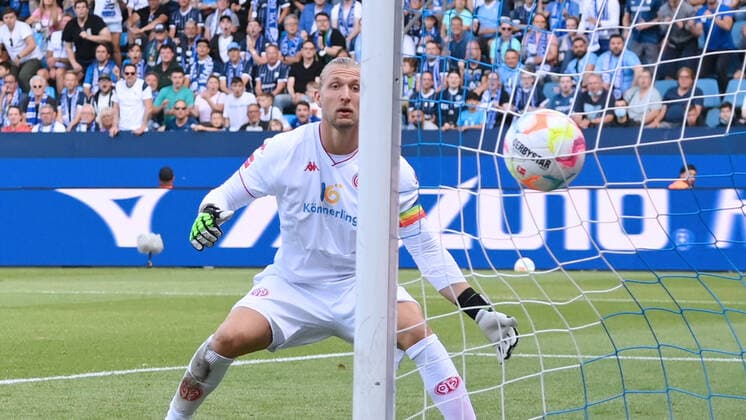 Tor 1:1 Kevin Stöger (VfL Bochum), Kevin Stoeger, Torwart Robin Zentner (Mainz 05) hat das Nachsehen 06.08.2022, Fussball GER, Saison 2022 2023, 1. Bundesliga, 1. Spieltag, VfL Bochum - FSV Mainz 05 Foto: Maik Hölter TEAM2sportphoto DFL regulations prohibit any use of photographs as image sequences and or quasi-video Bochum Vonovia Ruhrstadion Nordrhein Westfalen Deutschland *** Goal 1 1 Kevin Stoeger VfL Bochum , Kevin Stoeger, Goalkeeper Robin Zentner Mainz 05 has the Nachsehen 06 08 2022, Football GER, Season 2022 2023, 1 Bundesliga, 1 Matchday, VfL Bochum FSV Mainz 05 Foto Maik Hölter TEAM2sportphoto DFL regulations prohibit any use of photographs as image sequences and or quasi video Bochum Vonovia Ruhrstadion Nordrhein Westfalen Germany Team2