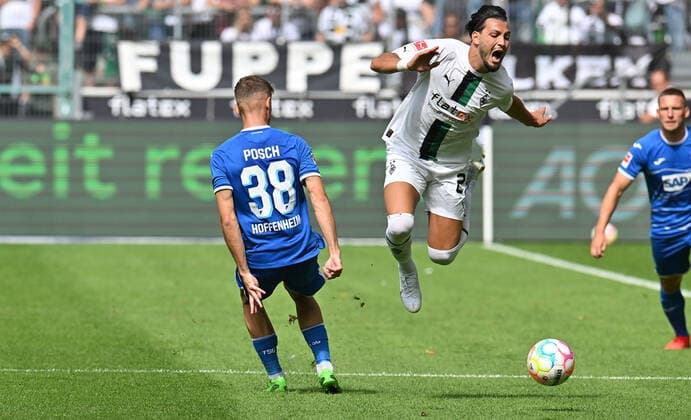 06.08.2022, xsyx, Fussball 1.Bundesliga, Borussia Moenchengladbach - TSG Hoffenheim emspor, v.l. Foul von Stefan Posch (1899 Hoffenheim) zautz an Ramy Bensebaini (Borussia Mönchengladbach) (DFL DFB REGULATIONS PROHIBIT ANY USE OF PHOTOGRAPHS as IMAGE SEQUENCES and or QUASI-VIDEO) Moenchengladbach *** 06 08 2022, xsyx, football 1 Bundesliga, Borussia Moenchengladbach TSG Hoffenheim emspor, v l foul by Stefan Posch 1899 Hoffenheim zautz on Ramy Bensebaini Borussia Mönchengladbach DFL DFB REGULATES PROHIBIT ANY USE OF PHOTOGRAPHS as IMAGE SEQUENCES and or QUASI VIDEO Moenchengladbach