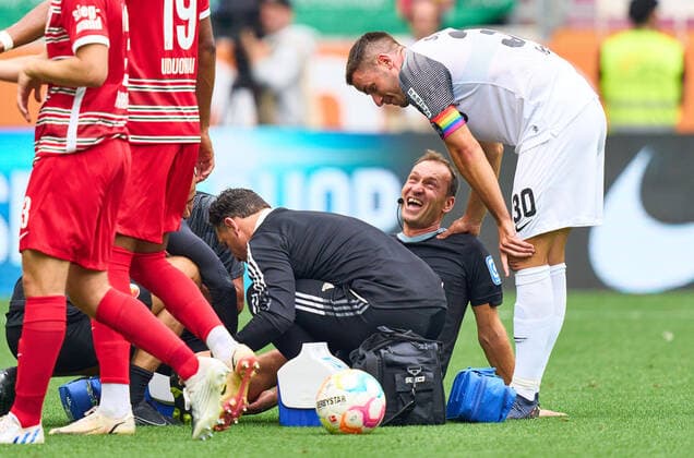 Referee Christian Dingert with whistle, gestures, shows, watch, individual action, Schiedsrichter, Hauptschiedsrichter, schiri, injury, Niklas Dorsch, FCA 30 in the match FC AUGSBURG - SC FREIBURG 1.German Football League on Aug 06, 2022 in Augsburg, Germany. Season 2022 2023, matchday 1, 1.Bundesliga, FCB, Munich, 1.Spieltag
