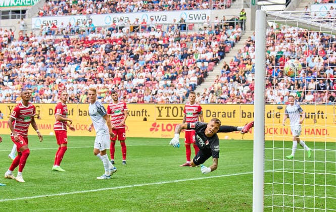 Matthias Ginter, FRG 28 scores, shoots goal , Tor, Treffer, Torschuss, 0-3 against Rafal GIKIEWICZ, goalkeeper FCA 1 in the match FC AUGSBURG - SC FREIBURG 1.German Football League on Aug 06, 2022 in Augsburg, Germany. Season 2022 2023, matchday 1, 1.Bundesliga, FCB, Munich, 1.Spieltag