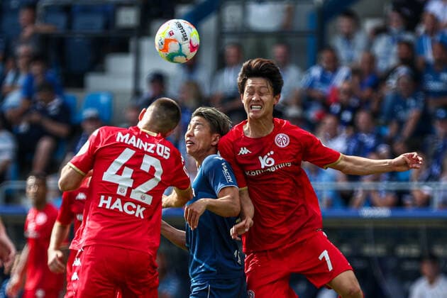 Takuma Asano VfL Bochum 1848, 11 in duel against Jae Sung Lee FSV Mainz 05, 07 and Alexander Hack FSV Mainz 05, 42 , GER, VfL Bochum 1848 vs FSV Mainz 05, Football, 1 Bundesliga, 1 Matchday, Season 2022 2023, 06 08 2022, DFB DFL regulations prohibit any use of photographs as image sequences and or quasi video , GER, VfL Bochum 1848 vs FSV Mainz 05, Football, 1 Bundesliga, 1 Spieltag, Spielzeit 2022 2023, 06 08 2022 Bochum Copyright: xEibner-Pressefoto BoiaxGabrielx EP_EEP