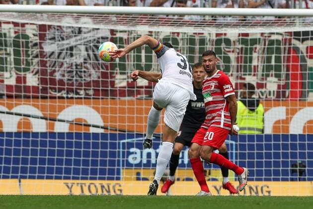 Christian Guenter 30 SC Freiburg shooting on goal, Daniel Caligiuri 20 FC Augsburg , FC Augsburg vs SC Freiburg, Football, 1 Bundesliga, 1 Matchday, 06 08 2022 DFB regulations prohibit any use of photographs as image sequences and or quasi video Augsburg Bayern Deutschland Copyright: xkolbert-press ChristianxKolbertx