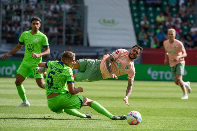 Leonardo Bittencourt SV Werder Bremen 10 in duel with Micky van de Ven VfL Wolfsburg 5 , VfL Wolfsburg vs SV Werder Bremen, 1 Fussball Bundesliga, 1 Spieltag, Spielzeit 2022 2023, 06 08 2022 DFB DFL regulations prohibit any use of photographs as image sequences and or quasi video VfL Wolfsburg vs SV Werder Bremen, 1 Fussball Bundesliga, 1 Spieltag, Spielzeit 2022 2023, 06 08 2022 Wolfsburg Copyright: xEibner Memmlerx EP_MMR