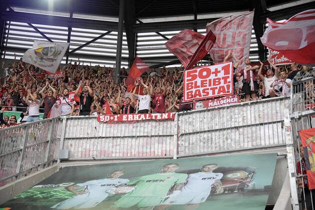 06 08 2022, xemx, football 1 Bundesliga, FC Augsburg SC Freiburg emspor, v l team, players, cheer at the end of the match, celebrate at the end of the match fans of SC Freiburg, fan, mood, jersey, scarf, emotions DFL DFB REGULATES PROHIBIT ANY USE OF PHOTOGRAPHS as IMAGE SEQUENCES and or QUASI VIDEO Augsburg