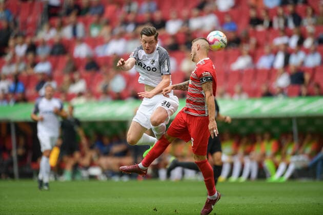 Soccer, 1 Bundesliga, 20220806, FC Augsburg SC Freiburg In the picture Michael GREGORITSCH SC Freiburg, 38 and Jeffrey GOUWELEEUW FC Augsburg, 6 header duel duel ball Augsburg WWK Arena Bayern Germany Copyright: Passion2Press MarkusxFischerx