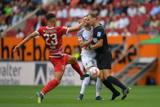Soccer, 1 Bundesliga, 20220806, FC Augsburg SC Freiburg In the picture Maximilian BAUER FC Augsburg, 23 , Christian GÜNTER Guenther Gunther, SC Freiburg, 30 and referee Bastian DANKERT clash Augsburg WWK Arena Bayern Germany Copyright: Passion2Press MarkusxFischerx