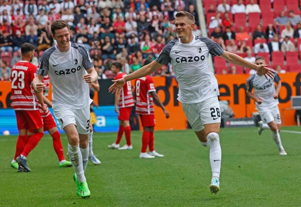 06 08 2022, 1 Bundesliga, 1 matchday, FC Augsburg vs SC Freiburg, WWK Arena Augsburg,soccer,sport, in picture Michael Gregoritsch SC Freiburg and Matthias Ginter SC Freiburg cheer