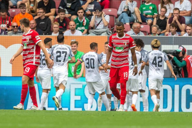 06 08 2022, Augsburg, Germany, WWK Arena, FC Augsburg vs SC Freiburg 1 Bundesliga, Felix Uduokhai FC Augsburg enttaeusscht Foto H Langer DFB DFL REGULATIONS PROHIBIT ANY USE OF PHOTOGRAPHS AS IMAGE SEQUENCES AND OR QUASI VIDEO Augsburg WWK Arena Bavaria Germany  541_FCASCF20220806_033 Langer-541