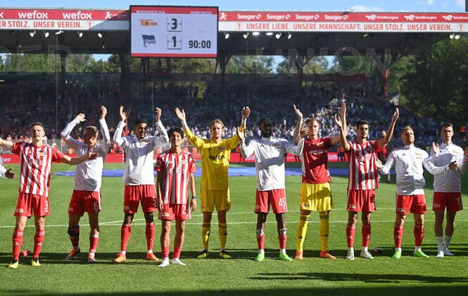 Football, men, season 2022 2023, 1 Bundesliga 1 matchday , 1 FC Union Berlin Hertha BSC, players of Union, cheering after the final whistle and scoreboard with 3 1 final score, 06 08 2022, Copyright: xMatthiasxKochx
