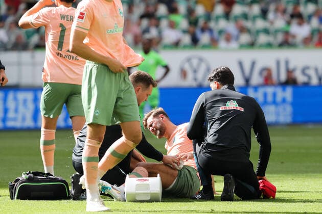 Treatment Niclas Füllkrug Werder Bremen,11 1 football Bundesliga season 2022 2023 VfL Wolfsburg vs Werder Bremen in the Volkswagen Arena in Wolfsburg action,football,Germany,man,men,06 08 2022