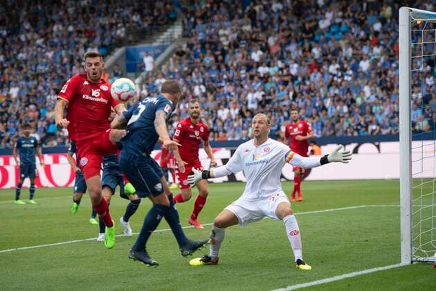 Goal chance of Simon ZOLLER BO against goalkeeper Robin ZENTNER MZ , action, left Jean Paul BOETIUS MZ , his defense have perceived the Bochum player as HAndspiel and complained, Football 1 Bundesliga, 1 Matchday, VfL Bochum BO FSV Mainz 05 MZ , on 06 08 2022 in Bochum Germany DFL regulations prohibit any use of photographs as image sequences and or quasi video Â
