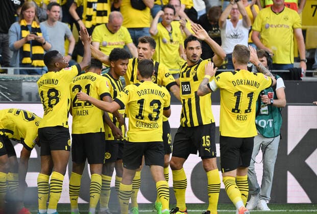Jubel BVB 1 0, v re , Marco Reus Borussia Dortmund , Mats Hummels Borussia Dortmund , Thomas Meunier Borussia Dortmund , Raphael Guerreiro Borussia Dortmund , Karim Adeyemi Borussia Dortmund , Donyell Malen Borussia Dortmund , Youssoufa Moukoko Borussia Dortmund 06 08 2022, Football GER, season 2022 2023, 1 Bundesliga, 1 matchday, Borussia Dortmund Bayer 04 Leverkusen Foto Maik Hölter TEAM2sportphoto DFL regulations prohibit any use of photographs as image sequences and or quasi video Dortmund Signal Iduna Park Nordrhein Westfalen Germany Team2