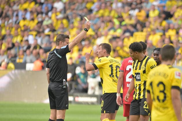 06 08 2022, xbrx, football 1 Bundesliga, Borussia Dortmund Bayer 04 Leverkusen emspor, v l yellow card, yellow card, Hazard, Thorgan 10 Borussia Dortmund 09 , Brych, Felix schiedsrichter DFL DFB REGULATES PROHIBIT ANY USE OF PHOTOGRAPHS as IMAGE SEQUENCES and or QUASI VIDEO Dortmund