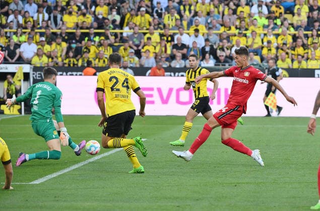 Patrik Schick Bayer 04 Leverkusen , r , fails to score on goalkeeper Gregor Kobel Borussia Dortmund 06 08 2022, Football GER, Season 2022 2023, 1 Bundesliga, 1 Matchday, Borussia Dortmund Bayer 04 Leverkusen Foto Maik Hölter TEAM2sportphoto DFL regulations prohibit any use of photographs as image sequences and or quasi video Dortmund Signal Iduna Park Nordrhein Westfalen Germany Team2