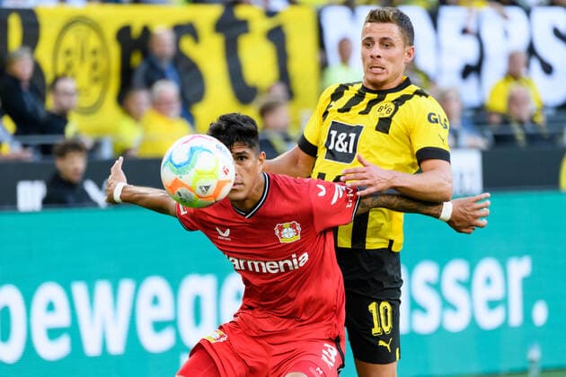 Piero HINCAPIE li , LEV against Thorgan HAZARD DO , action, duel, football 1 Bundesliga, 1 matchday, Borussia Dortmund DO Bayer 04 Leverkusen LEV , on 06 08 2022 in Dortmund Germany Â