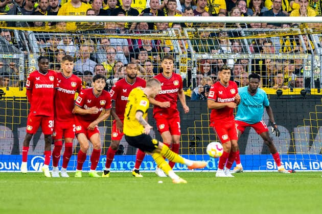 Soccer 1 Bundesliga, Matchday 1, Borussia Dortmund Bayer 04 Leverkusen on 06 08 2022 at Signal Iduna Park in Dortmund North Rhine Westphalia Dortmunds Marco Reus takes a free kick against Leverkusens Edmond Tapsoba in goal DFL REGULATES PROHIBIT ANY USE OF PHOTOGRAPHS AS IMAGE SEQUENCES AND OR QUASI VIDEO Copyright: xDavidxInderliedx