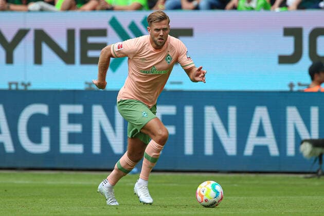 v.li.: Niclas Füllkrug (SV Werder Bremen, 11) am Ball, Freisteller, Einzelbild, Ganzkörper, Aktion, Action, Spielszene, DIE DFL-RICHTLINIEN UNTERSAGEN JEGLICHE NUTZUNG VON FOTOS ALS SEQUENZBILDER UND ODER VIDEOA?HNLICHE FOTOSTRECKEN. DFL REGULATIONS PROHIBIT ANY USE OF PHOTOGRAPHS AS IMAGE SEQUENCES AND OR QUASI-VIDEO., 06.08.2022, Wolfsburg (Deutschland), Fussball, Bundesliga, VfL Wolfsburg - SV Werder Bremen *** v li Niclas Füllkrug SV Werder Bremen, 11 on the ball, crop, single image, full body, action, game scene, THE DFL DIRECTIVES PROHIBIT ANY USE OF PHOTOGRAPHS AS IMAGE SEQUENCES AND OR VIDEOA HNUAL PHOTOSTRACKS DFL REGULATIONS PROHIBIT ANY USE OF PHOTOGRAPHS AS IMAGE SEQUENCES AND OR QUASI VIDEO , 06 08 2022, Wolfsburg Germany , Football, Bundesliga, VfL Wolfsburg SV Werder Bremen xobx
