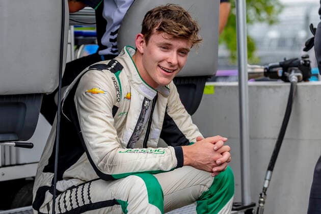 August 6, 2022, Nashville, TN, United States of America: CALLUM ILOTT (77) (R) of Cambridge, England gets out of his car after a practice session for the Big Machine Music City Grand Prix on the Streets Of Nashville in Nashville TN. IndyCar, Indy Car, IRL, USA SERIES 2022: Big Machine Music City Grand Prix Callum Ilott  - ZUMAa161 20220806_zaa_a161_020 Copyright: xWalterxG.xArcexSr.x