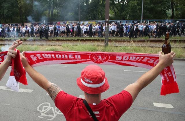 in front Unionfan with scarf win anyway, behind fan march of Hertha Herthafans to the stadium at the Alte Försterei AF Sport Fußball Bundesliga Herren DFL 1 Spieltag Saison 2022 2023 06 08 2022 1 FC Union Berlin FCU vs Hertha BSC Berlin Stadtderby Ortsderby Derby DFL regulations prohibit any use of photographs as image sequences and or quasi video