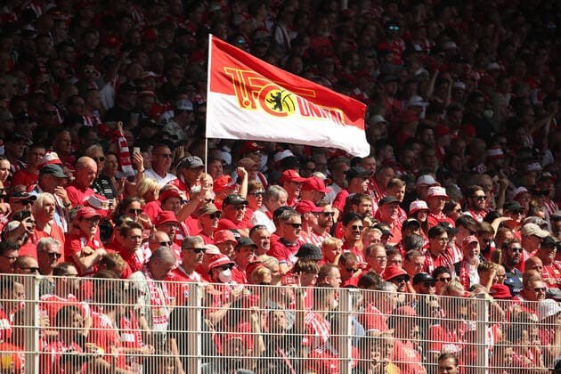Unionfahne Unionfans auf der Gegengerade Sport Fußball Bundesliga Herren DFL 1 Spieltag Saison 2022 2023 06 08 2022 1 FC Union Berlin FCU vs Hertha BSC Berlin Stadtderby Ortsderby Derby DFL regulations prohibit any use of photographs as image sequences and or quasi video
