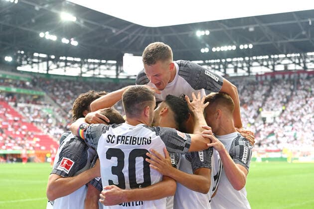 collective goal celebration after goal to the 0 4 of Ritsu DOAN SC Freiburg with Matthias GINTER SC Freiburg above, cheers, joy, enthusiasm, action football 1 Bundesliga season 2022 2023, 1 matchday, Spieltag01, FC Augsburg SC Freiburg 0 4 on 06 08 2022, WWK ARENA Augsburg