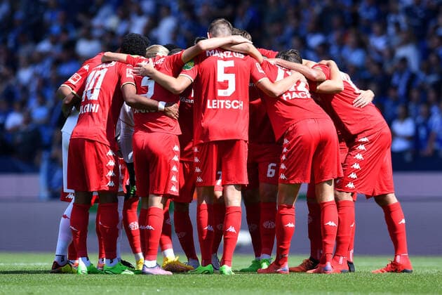 Soccer 1 Bundesliga 1 Matchday VfL Bochum 1 FSV Mainz 05 on 06 08 2022 at Vonovia Ruhrstadion in Bochum Player circle Team 1 FSV Mainz 05 swears in before the game DFL regulations prohibit any use of photographs as image sequences and or quasi video xRx
