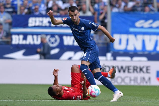 Soccer 1 Bundesliga 1 Matchday VfL Bochum 1 FSV Mainz 05 on 06 08 2022 at Vonovia Ruhrstadion in Bochum Erhan Masovic Bochum , front Karim Onisiwo Mainz , rear DFL regulations prohibit any use of photographs as image sequences and or quasi video xRx