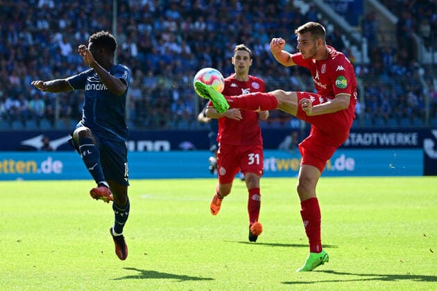 Jordi Osei Tutu 18 Vfl Bochum in duel, action, with Maxim Leitsch 5 1 FSV Mainz 05 , VfL Bochum vs 1 FSV Mainz 05, Football, 1 Bundesliga, 1 Matchday, 06 08 2022 DFB regulations prohibit any use of photographs as image sequences and or quasi video Copyright: xkolbert-press MarcxNiemeyerx