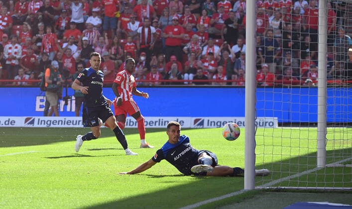Football, men, season 2022 2023, 1 Bundesliga 1 matchday , 1 FC Union Berlin Hertha BSC, Sheraldo Becker 2 v r, 1 FC Union scores the goal to 2 0 against v l Filip Uremovic Hertha BSC , Marc Oliver Kempf r , Hertha BSC , 06 08 2022, Copyright: xMatthiasxKochx